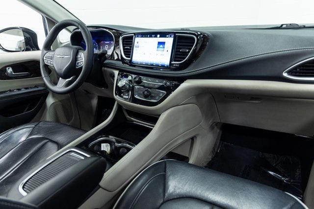 Photo of 2023 Brilliant Black Crystal Pearlcoat Chrysler Pacifica