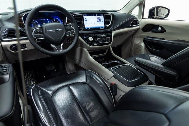 Photo of 2023 Brilliant Black Crystal Pearlcoat Chrysler Pacifica