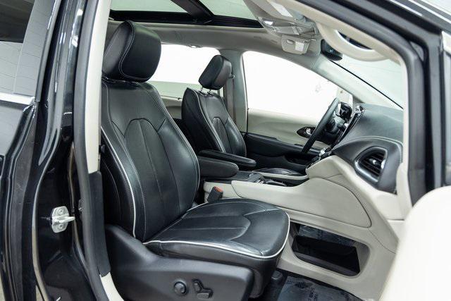 Photo of 2023 Brilliant Black Crystal Pearlcoat Chrysler Pacifica