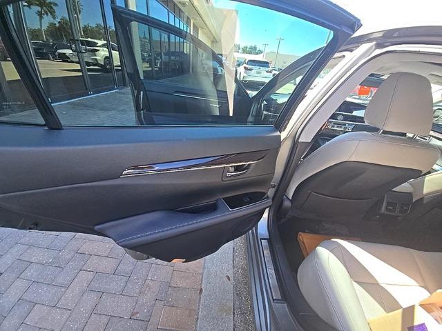 Photo of 2018 Silver Lexus ES 350