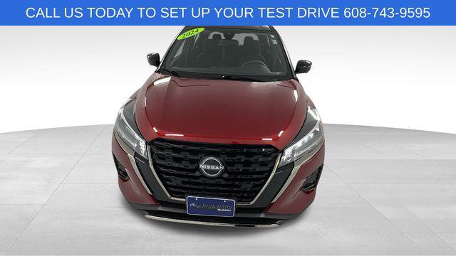 Photo of 2024 Scarlet Ember Tintcoat/Super Black Nissan Kicks