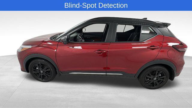 Photo of 2024 Scarlet Ember Tintcoat/Super Black Nissan Kicks