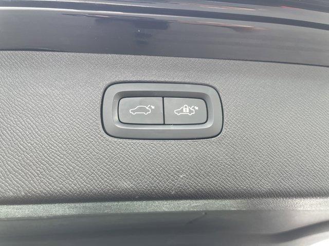 Photo of 2022 ONYX BLACK Volvo XC90 Recharge Plug-In Hybrid