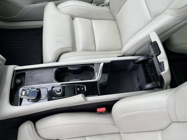 Photo of 2022 ONYX BLACK Volvo XC90 Recharge Plug-In Hybrid