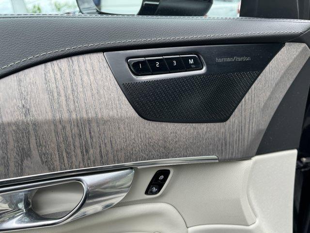 Photo of 2022 ONYX BLACK Volvo XC90 Recharge Plug-In Hybrid