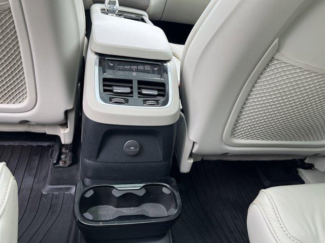 Photo of 2022 ONYX BLACK Volvo XC90 Recharge Plug-In Hybrid