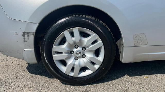 Photo of 2009 Radiant Silver Metallic Nissan Altima