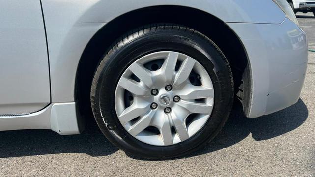 Photo of 2009 Radiant Silver Metallic Nissan Altima