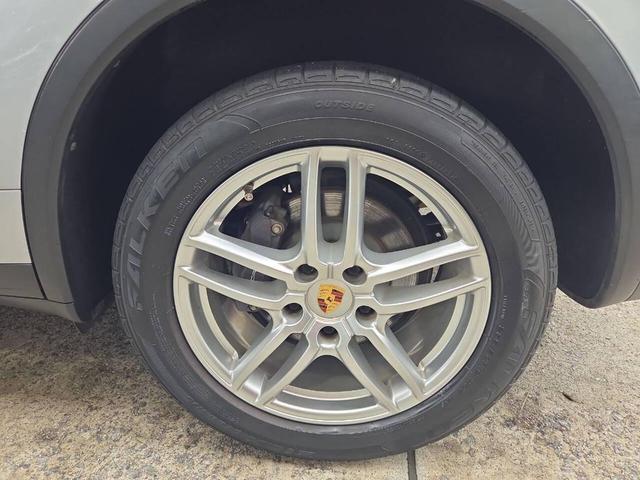 Photo of 2016 Silver Porsche Cayenne