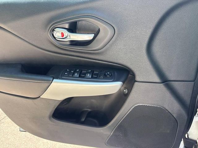 Photo of 2018 White Jeep Cherokee