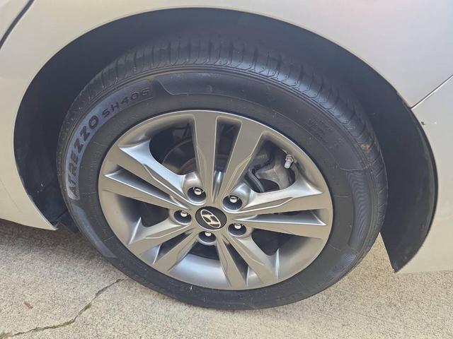 Photo of 2018 Silver Hyundai ELANTRA