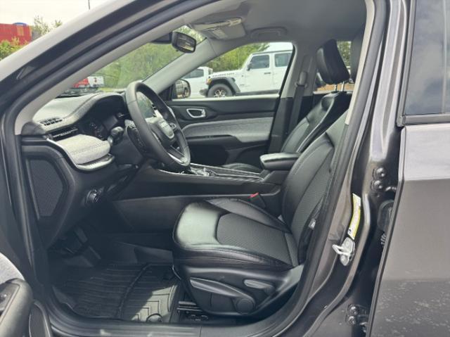 Photo of 2022 Granite Crystal Metallic Clearcoat Jeep Compass
