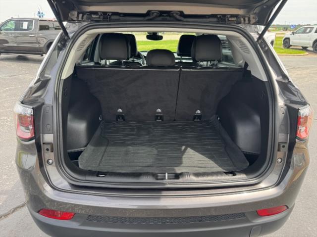 Photo of 2022 Granite Crystal Metallic Clearcoat Jeep Compass