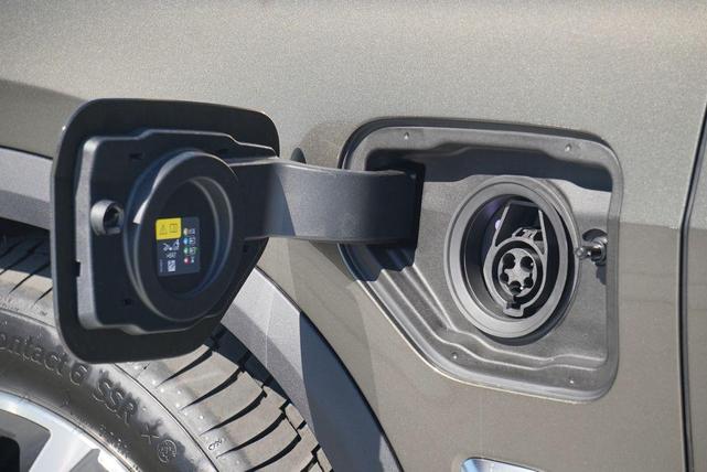 Photo of 2025 Manhattan Green Metallic BMW X5 PHEV