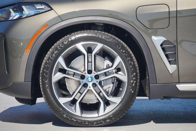 Photo of 2025 Manhattan Green Metallic BMW X5 PHEV