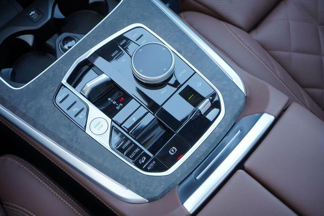 Photo of 2025 Manhattan Green Metallic BMW X5 PHEV