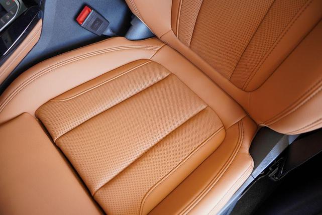 Photo of 2025 Black Sapphire Metallic BMW X4
