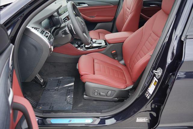 Photo of 2025 Carbon Black Metallic BMW X4