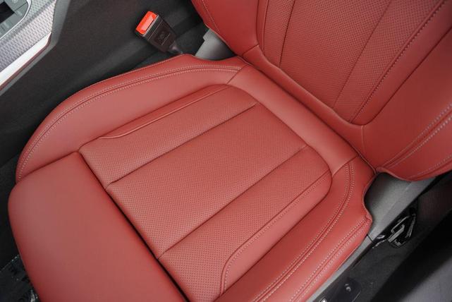 Photo of 2025 Mineral White Metallic BMW 330