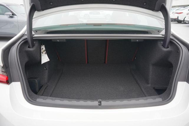 Photo of 2025 Mineral White Metallic BMW 330