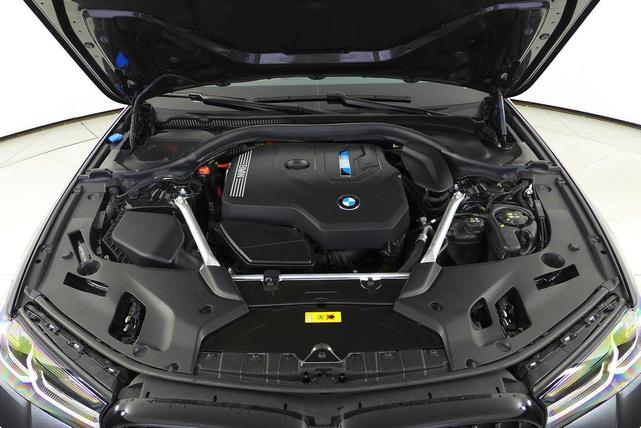 Photo of 2023 Dark Graphite Metallic BMW 530e
