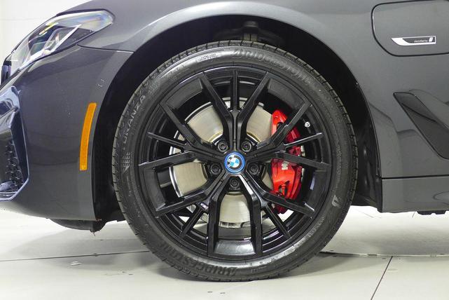 Photo of 2023 Dark Graphite Metallic BMW 530e