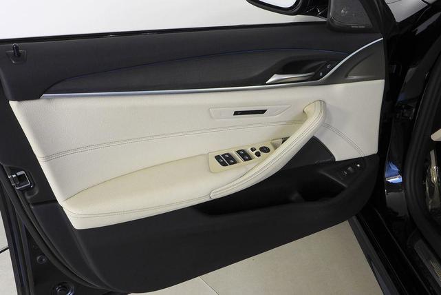 Photo of 2023 Black Sapphire Metallic BMW 530e