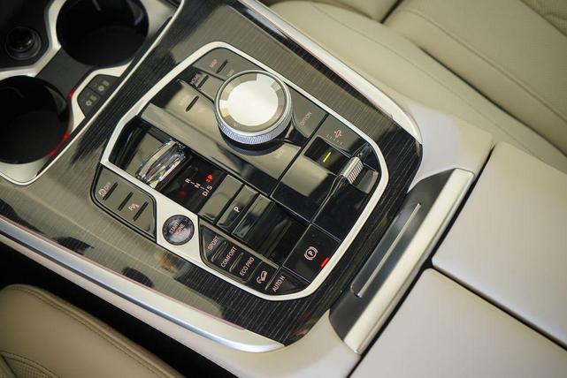 Photo of 2026 Carbon Black Metallic BMW X7