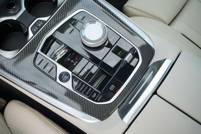 Photo of 2026 Skyscraper Grey Metallic BMW X7