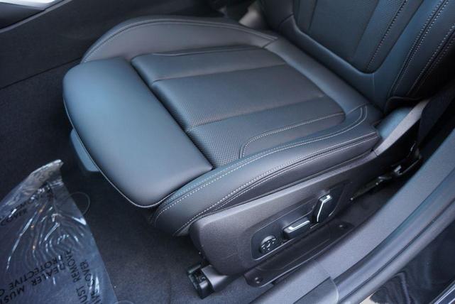 Photo of 2025 Black Sapphire Metallic BMW 330