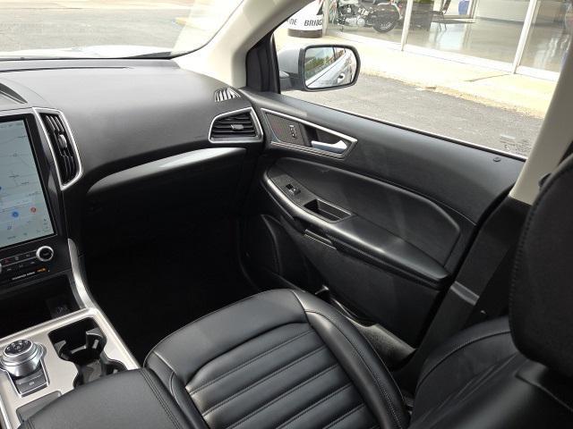 Photo of 2024 Silver Metallic Ford Edge