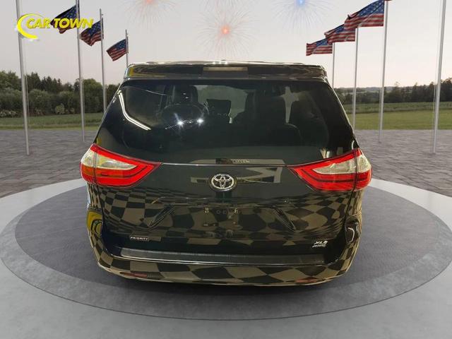 Photo of 2017 Midnight Black Metallic Toyota Sienna