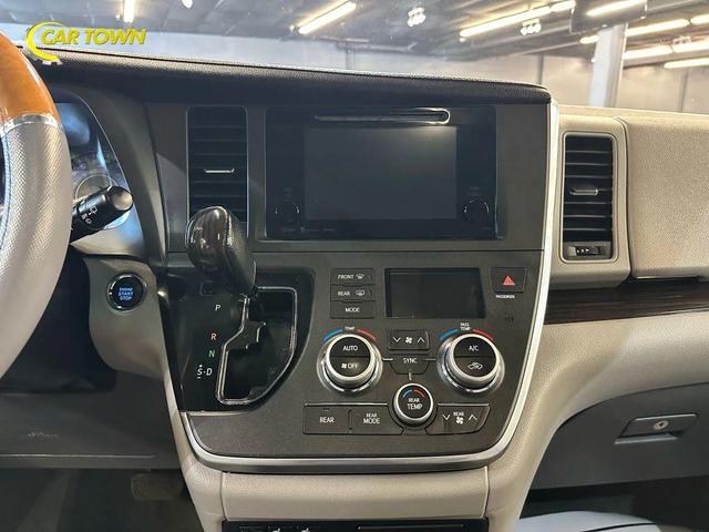 Photo of 2017 Midnight Black Metallic Toyota Sienna