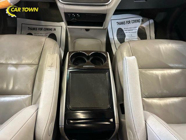 Photo of 2017 Midnight Black Metallic Toyota Sienna