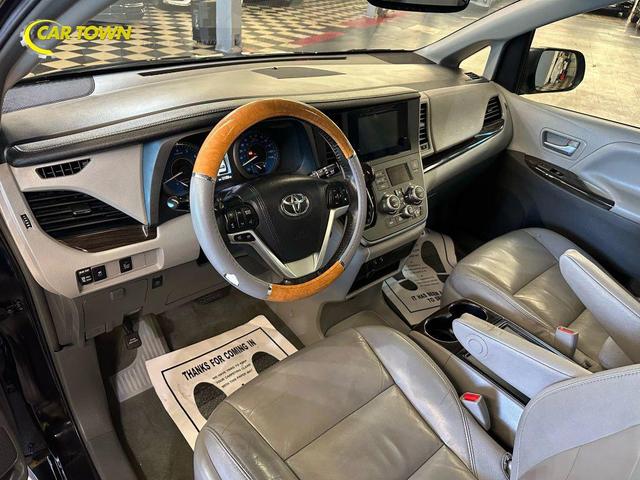 Photo of 2017 Midnight Black Metallic Toyota Sienna