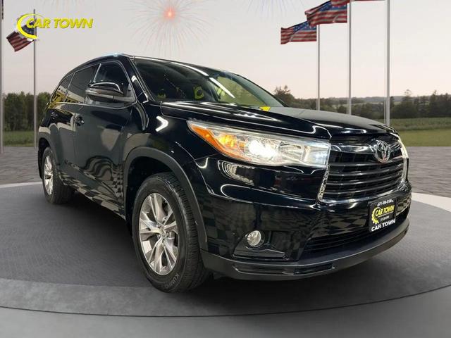 Photo of 2015 Attitude Black Metallic Toyota Highlander
