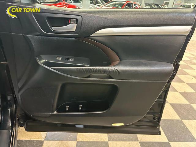 Photo of 2015 Attitude Black Metallic Toyota Highlander