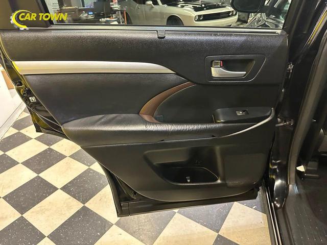 Photo of 2015 Attitude Black Metallic Toyota Highlander