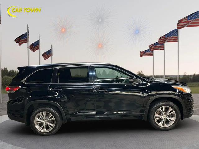 Photo of 2015 Attitude Black Metallic Toyota Highlander