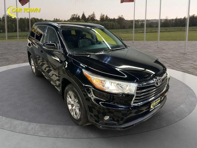 Photo of 2015 Attitude Black Metallic Toyota Highlander