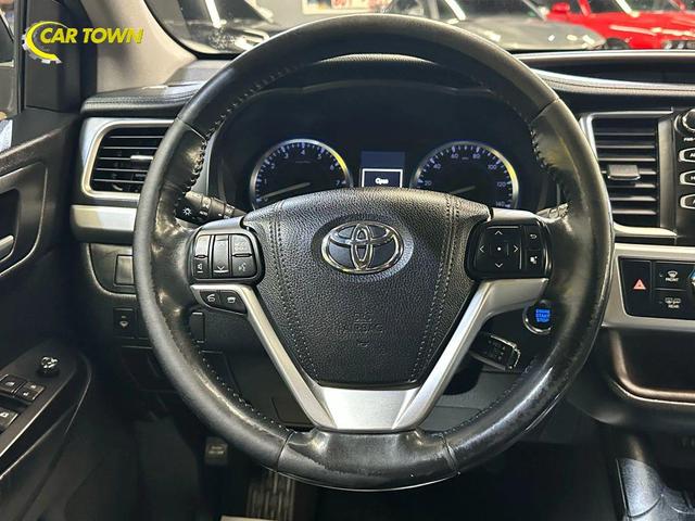 Photo of 2015 Attitude Black Metallic Toyota Highlander