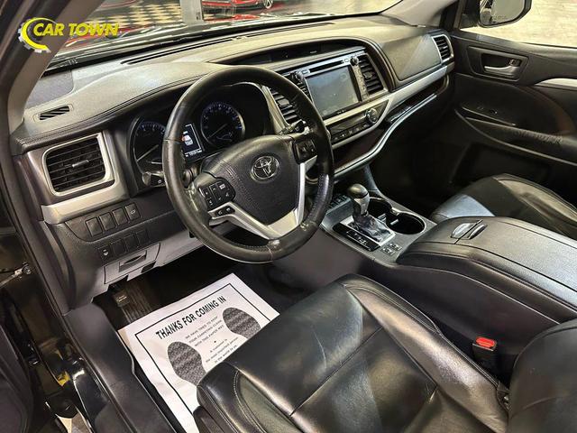 Photo of 2015 Attitude Black Metallic Toyota Highlander