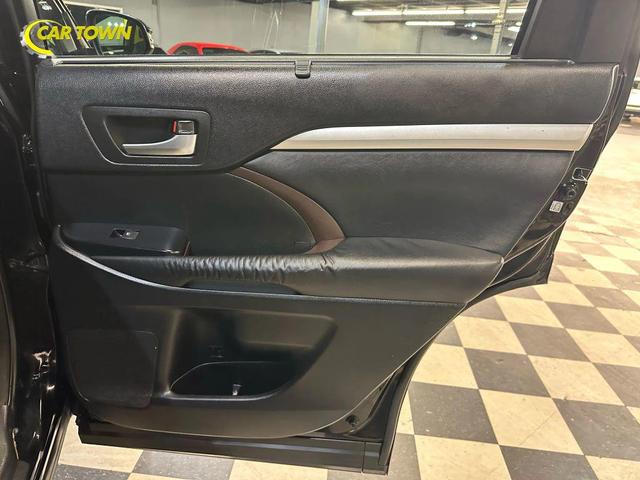 Photo of 2015 Attitude Black Metallic Toyota Highlander