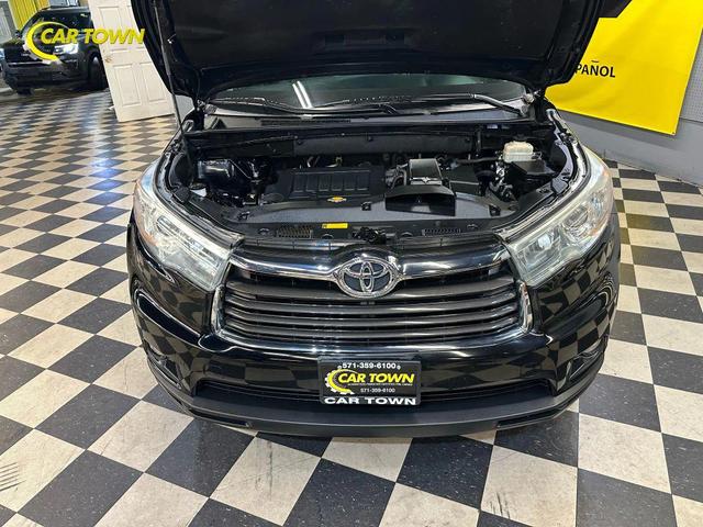 Photo of 2015 Attitude Black Metallic Toyota Highlander