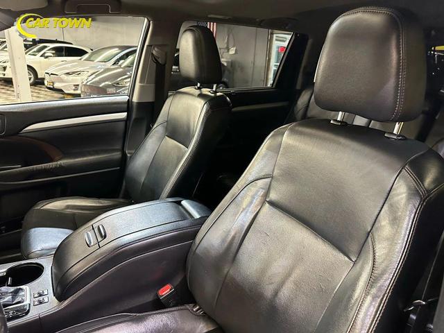 Photo of 2015 Attitude Black Metallic Toyota Highlander