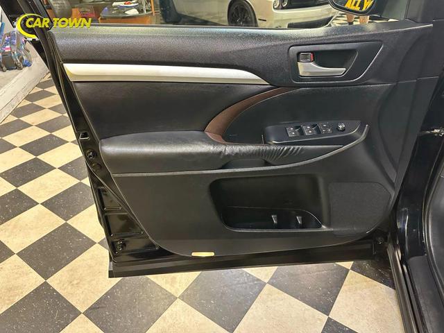 Photo of 2015 Attitude Black Metallic Toyota Highlander