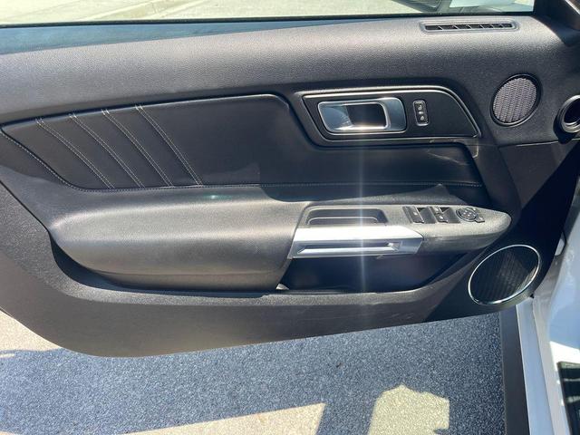 Photo of 2022 Oxford White Ford Mustang