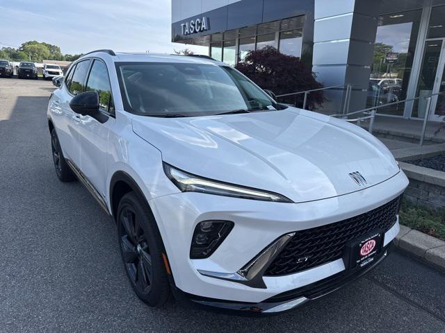 Photo of 2025 White Frost Tricoat Buick Envision