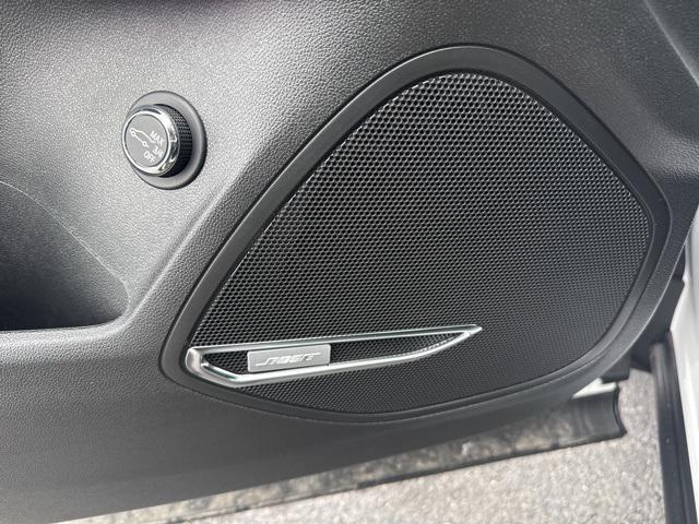 Photo of 2025 White Frost Tricoat Buick Envision