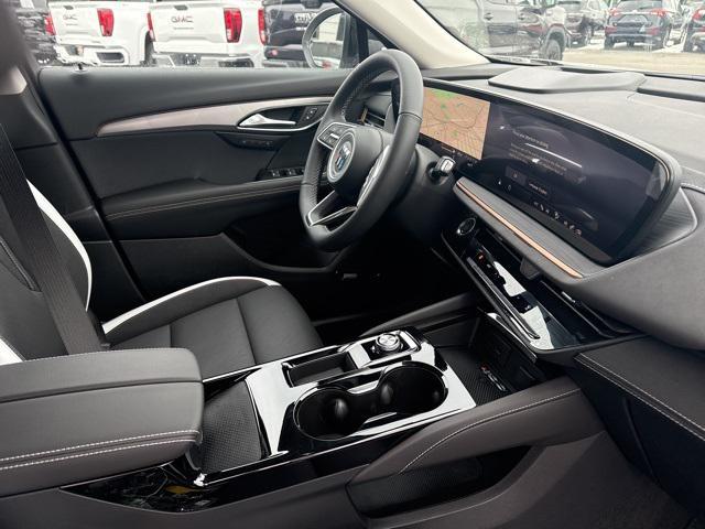 Photo of 2025 White Frost Tricoat Buick Envision